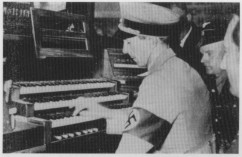  Bormann suona (?) l'organo 
